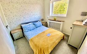 Family Getaway, 3 Bedroom House With Free Parking - 14 Millers Close