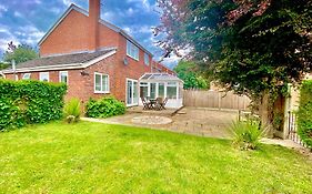 Spacious 3 Bed House, Sleeps 6, Free Parking - 14 Millers Close
