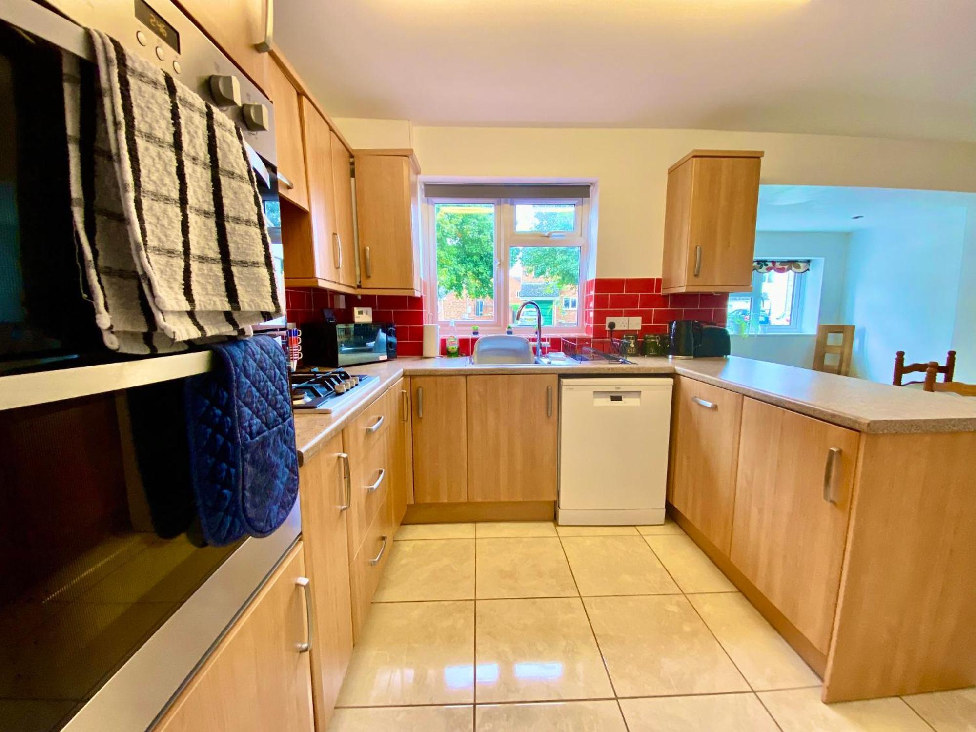 Spacious 3 Bed House, Sleeps 6, Free Parking - 14 Millers Close Leominster Exterior photo